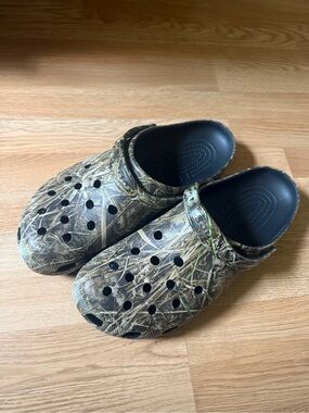 Camo crocs men’s 17 new no box